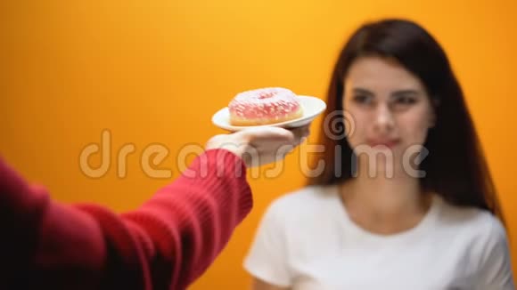 4手送甜甜圈给女孩让社会习惯了一代人吃甜食和糖视频的预览图