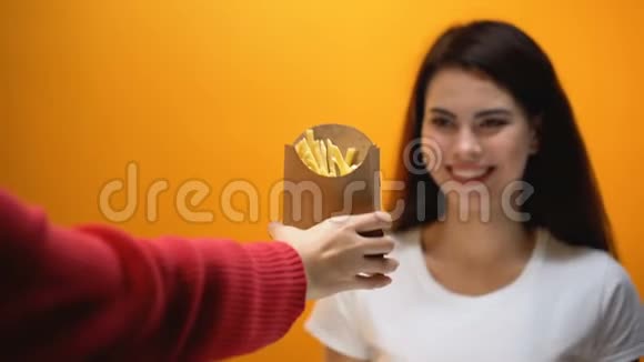 把炸薯条送给女孩社会使一代人习惯于垃圾食品视频的预览图