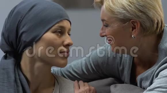 妈妈在化疗期间亲吻爱她的女儿视频的预览图