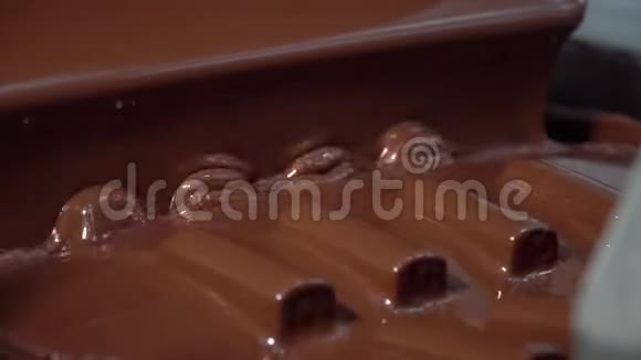 釉面甜曲线棒和晶片锥的制造乳制品生产视频的预览图