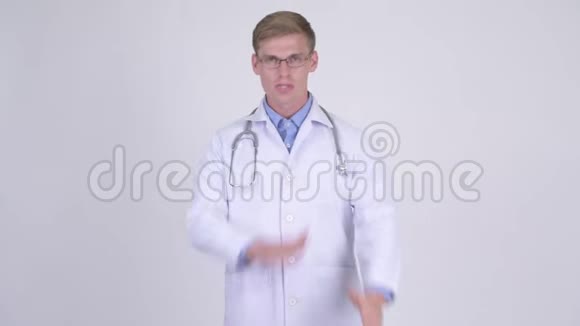 年轻的帅哥医生用手臂做手势视频的预览图