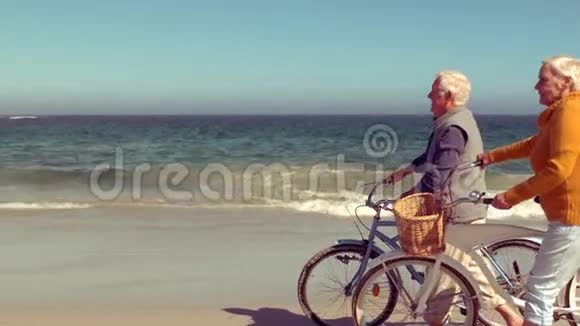 平静的老夫妇骑着自行车走路视频的预览图