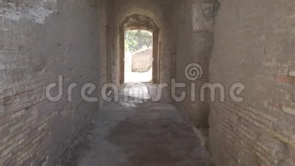 在奥斯提亚安蒂卡罗马废墟中行走的时候看过去罗马视频的预览图