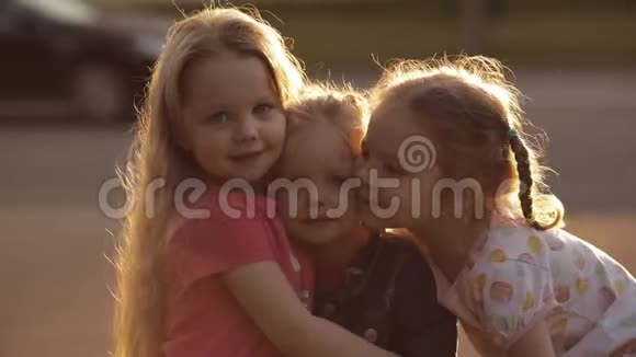 可爱的小女孩在阳光下拥抱视频的预览图
