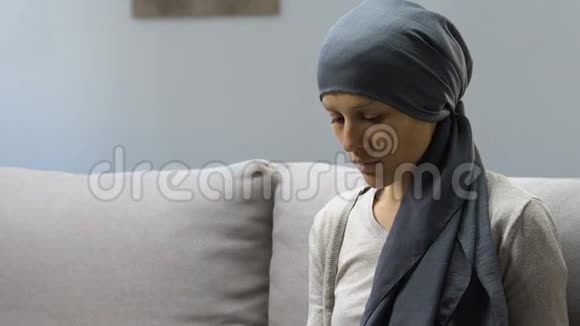 患病妇女持有药物化疗或免疫治疗与癌症作斗争视频的预览图