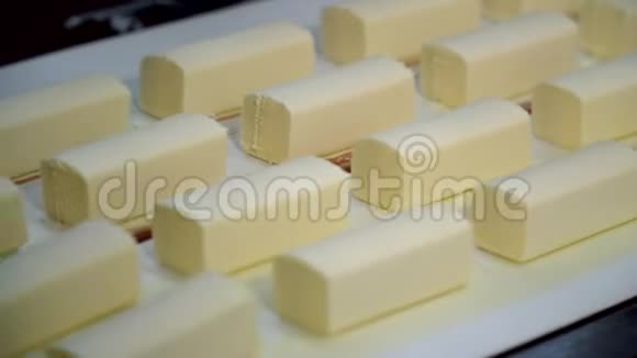 釉面豆腐棒和圆片锥的制造乳制品生产视频的预览图