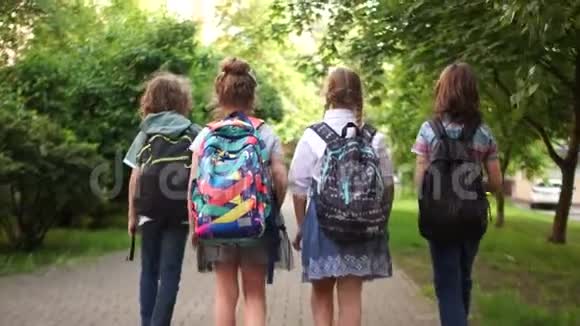 同学们在大街上上学第一个上学日回到学校儿童背包后视图视频的预览图