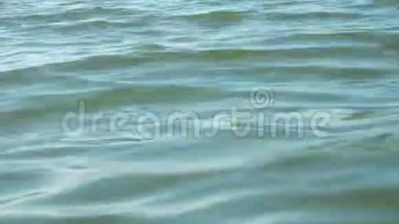 来自湖泊海洋或河流的水面波浪作为背景纹理视频的预览图