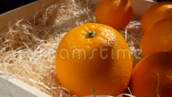 在一个木箱里放着一幅关于多汁橙子的全景图视频的预览图
