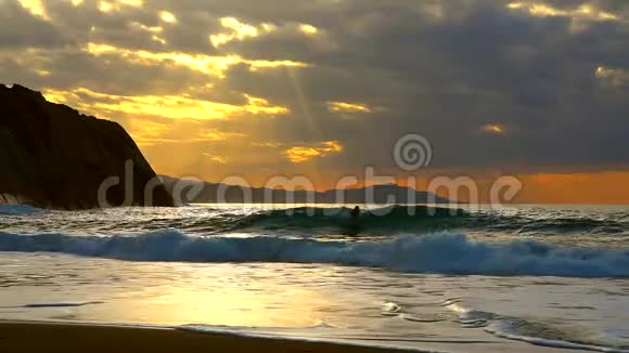 户外健身生活方式金色的夕阳阳光洒满海洋视频的预览图