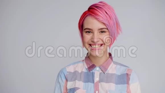 年轻漂亮的女孩剪短头发的小精灵鲍勃色发色红色粉色地下室的衬衫休闲的视频的预览图