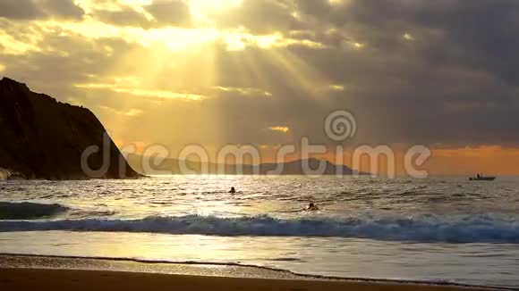 金色的日落阳光阳光洒在海洋上视频的预览图