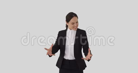 疯狂的女商人在白色背景下跳舞视频的预览图