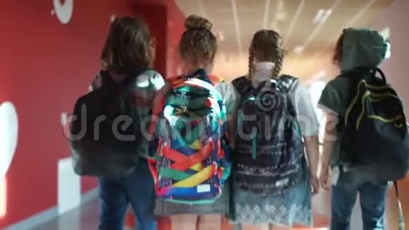 回到学校孩子们走在校舍的大厅里放学一群背着背包的青少年视频的预览图