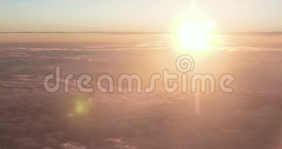 从一扇10000米高的窗户看日落云层有多个层次视频的预览图