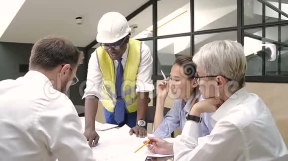 非洲建筑工人在会议室向同事介绍房屋蓝图视频的预览图