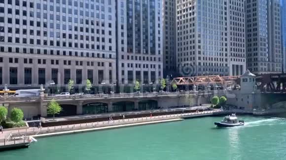 警船在芝加哥河拉萨尔街大桥下巡游视频的预览图