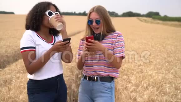 少女在社交媒体上喝咖啡在智能手机上自拍视频的预览图