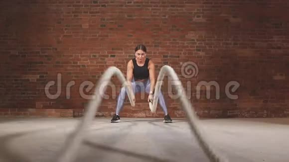 白种人适合在健身房用战绳锻炼的女人慢动作视频的预览图