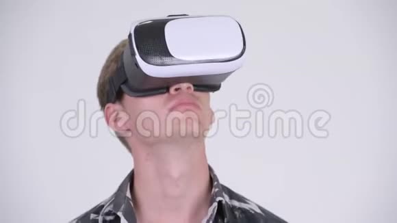 使用虚拟现实耳机的年轻游客的脸视频的预览图