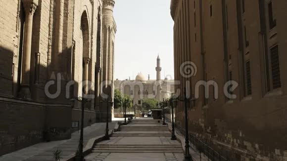 开罗苏丹哈桑清真寺和一家尖塔的街景视频的预览图