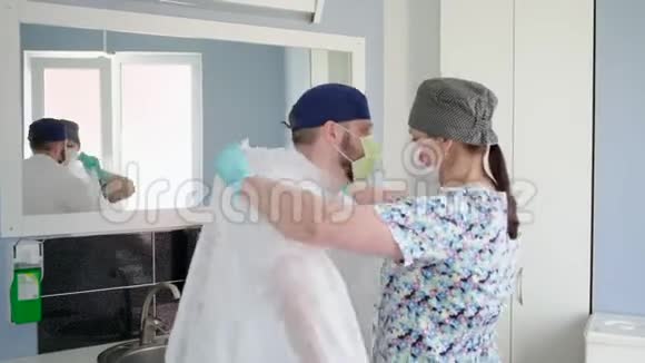 护士正在帮医生准备医院的手术给他包扎视频的预览图