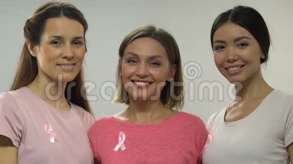 微笑妇女对抗乳腺癌及时诊断为康复提供机会视频的预览图