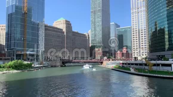 船和皮艇在芝加哥河上悠闲地骑着行人在河上散步视频的预览图