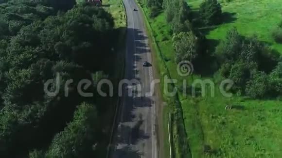 从无人驾驶汽车俯视沿着茂密的森林行驶4K视频的预览图