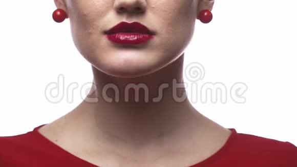 一个涂着红色口红的女人舔嘴唇视频的预览图