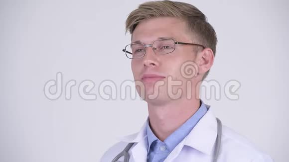 一位带眼镜的年轻英俊医生正接受采访视频的预览图