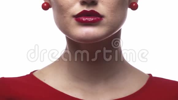 一个涂着红色口红和耳环的女人舔嘴唇视频的预览图