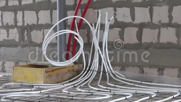 地下供暖系统水管在施工现场放大视频的预览图