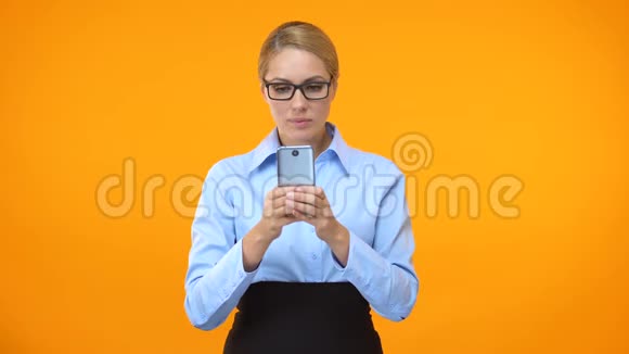 年轻开朗的商务女性在智能手机上阅读电子邮件交易成功视频的预览图
