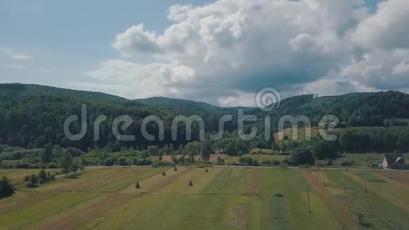 空中无人机在山景附近拍摄夏季阳光明媚视频的预览图