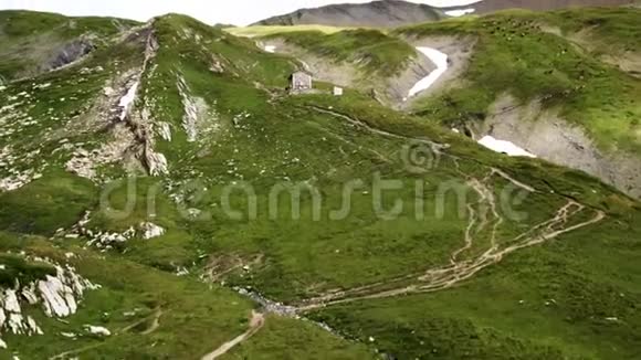 登山运动员乘坐飞机前往意大利一个山谷里的RifugioLaCasermetta小屋视频的预览图