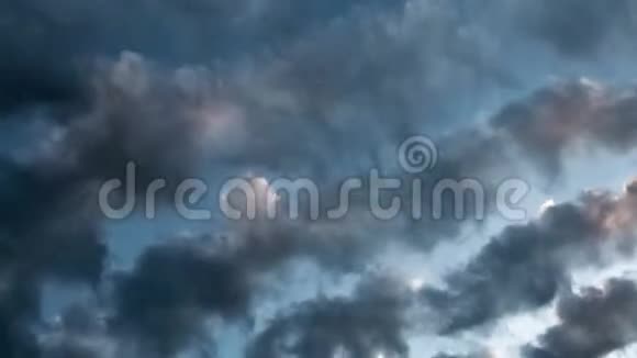 4天黑暴云形成并快速移动的夜晚的K时程视频的预览图
