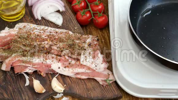 自制烹饪细切的猪肉或牛腩肉用木厨房板上的肉钳叼走带有灰尘的香料视频的预览图