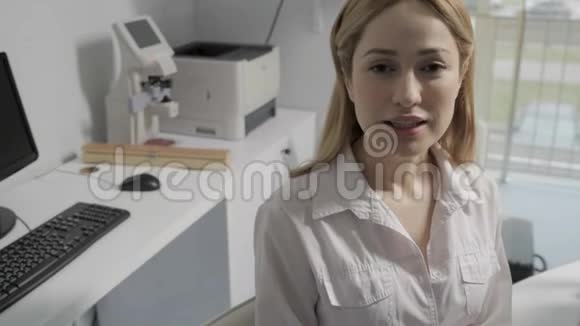 年轻女医生在办公室谈话的肖像视频的预览图