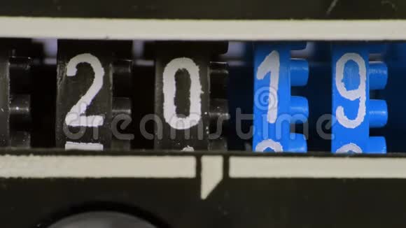 2019年2020年新年柜台号码一组数字倒计时计时器蓝色的数字视频的预览图