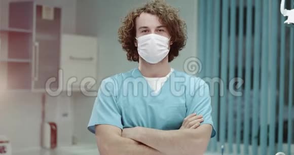 在现代化的诊室里年轻医生或外科医生脱下手术面罩在前面大笑着视频的预览图