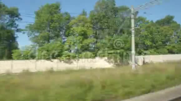 夏天高速列车经过一个小车站视频的预览图