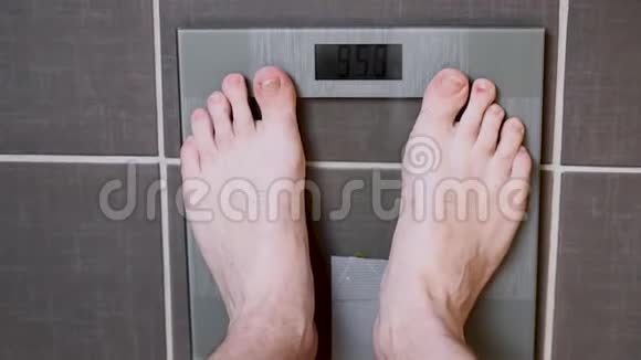 男性脚在玻璃鳞片上男性饮食体重视频的预览图