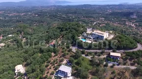 山顶建筑的鸟瞰图周围是树木科孚希腊无人驾驶飞机前进视频的预览图