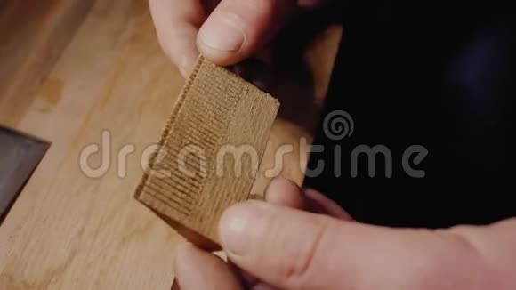 一个熟练的木匠手里拿着一把木梳在进一步加工前检查它4千克视频的预览图