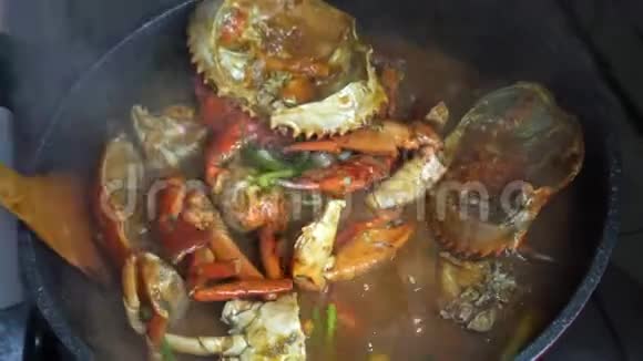 厨师烹饪辣椒蟹与玫瑰新加坡中餐标志性菜肴视频的预览图