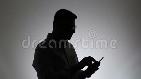白色背景上的人的剪影一个商人在电话里谈话的剪影视频的预览图