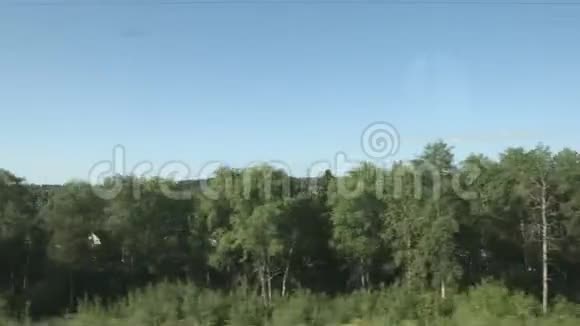 POV高速列车靠近一个小镇和森林视频的预览图