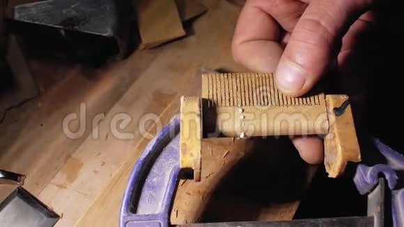 专业熟练的木匠用刮痕papercraftsmanhandmade打磨木胡须梳子木匠师傅正在抓视频的预览图