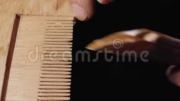 一个木工师傅用砂纸把木梳手工磨碎4千克视频的预览图